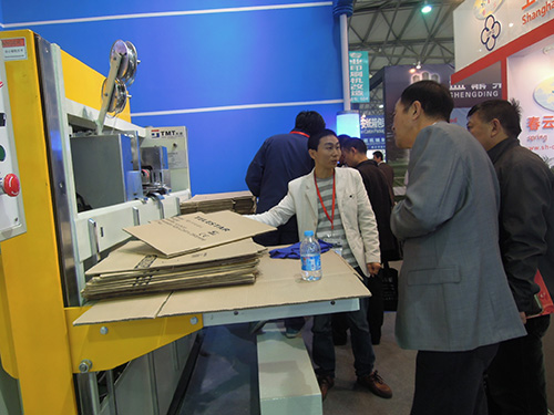 蔡經(jīng)理為客戶講解雙片釘箱機(jī)