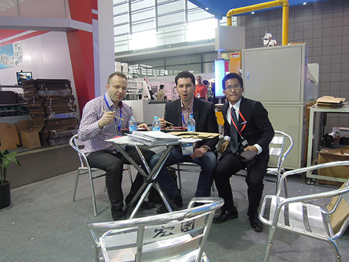 感謝現(xiàn)場購買單片釘箱機(jī)的印度客戶