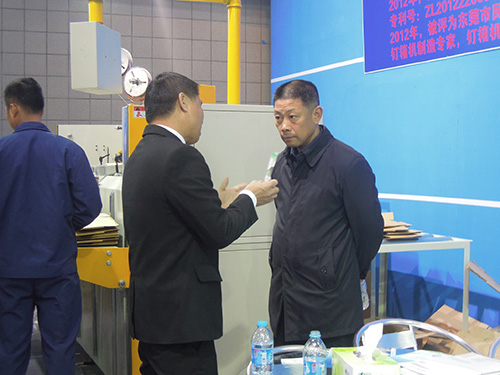 客戶(hù)全神貫注傾聽(tīng)張總講解