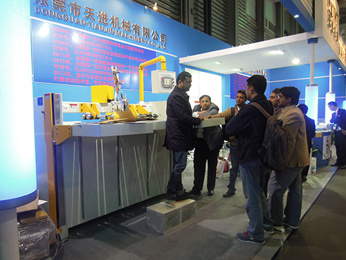 為客戶(hù)講解釘箱機(jī)械