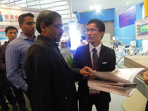 魏經(jīng)理為客戶(hù)講解