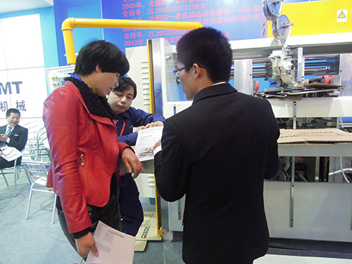 魏經(jīng)理為客戶(hù)講解雙片釘箱機(jī)