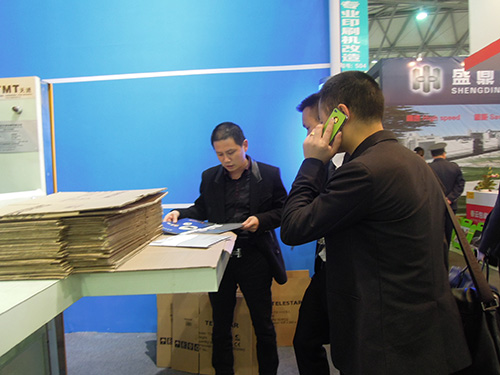 徐經理為客戶講解雙片釘箱機