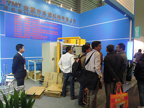 印度經銷商為客戶講解