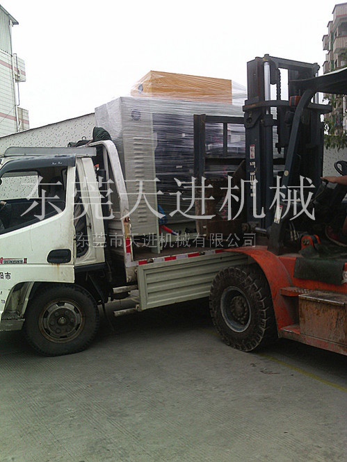 半自動釘箱機(jī)搬運(yùn)中